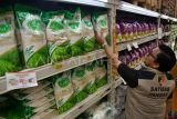 Petugas Satgas Pangan Polri memeriksa beras premium kemasan saat sidak beras oplosan di Lotte Mart, Kota Bogor, Jawa Barat, Selasa (22/7/2025). Sidak yang dilakukan Satgas Pangan Polri bersama Bapanas dan Dinas Koperasi, UKM, Perdagangan dan Perindustrian Kota Bogor tersebut untuk memastikan tidak ada beras oplosan yang dijual oleh pedagang maupun agen distributor. ANTARA FOTO/Arif Firmansyah/tom. 