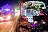 Kendaraan melintas di samping bangkai bus pascakebakaran di ruas jalan nasional Nganjuk, Jawa Timur, Selasa (22/7/2025). Kecelakaan lalu lintas yang melibatkan satu unit bus antar kota dalam provinsi (AKDP) rute Surabaya-Ponorogo dengan sepeda motor itu menyebabkan bus terbakar dan satu orang meninggal dunia. Antara Jatim/Muhammad Mada/um