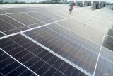 Petugas melakukan perawatan rutin panel surya untuk sumber energi listrik terbarukan di atas rooftop gedung baru RSUD dr. Soedomo, Trenggalek, Jawa Timur, Rabu (23/7/2025). Pemasangan panel-panel Pembangkit Listrik Tenaga Surya (PLTS) untuk sumber listrik alernatif berkapasitas 55 KWP (kilo watt peak) di rumah sakit daerah milik Pemkab Trenggalek ini diklaim  edektif mengurangi beban konsumsi listrik reguler dari PLN hingga 25 persen. Antara Jatim/Destyan Sujarwoko/um