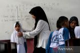 Petugas Pusat Kesehatan Masyarakat (Puskesmas) mengukur tinggi badan murid saat berlangsung Cek Kesehatan Gratis (CKG) di sekolah Madrasyah Ibtidaiyah Negeri 6 Banda Aceh, Aceh, Rabu (23/7/2025). Pemerintah  meluncurkan program  Cek Kesehatan Gratis (CKG) bagi siswa usia 7-17 tahun yang akan dilaksanakan secara serentak  di seluruh  sekolah, SD, SMP,SMA dan Madrasyah hingga pesantren pada  Agustus 2025 dengan target  sebanyak 53,8 juta pelajar di 282.000 sekolah dari berbagai jenjang pendidikan. ANTARA FOTO/Ampelsa.