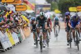 Tour de France 2025 -  Milan menangi etape 17 yang diwarnai kecelakaan massal