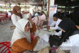 Pelaksanaan program pengurusan paspor sembari ngopi (pasbro) di warung Sidiq kopi, Banda Aceh, Aceh Rabu (23/7/2025). Program bulanan jemput bola pasbro yang dilaksanakan kantor imigrasi kota Banda Aceh itu sebagai upaya memberikan pelayanan kepada warga untuk pembuatan dan perpanjangan paspor. Antara Aceh/Irwansyah Putra.