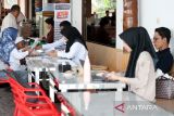 Pelaksanaan program pengurusan paspor sembari ngopi (pasbro) di warung Sidiq kopi, Banda Aceh, Aceh Rabu (23/7/2025). Program bulanan jemput bola pasbro yang dilaksanakan kantor imigrasi kota Banda Aceh itu sebagai upaya memberikan pelayanan kepada warga untuk pembuatan dan perpanjangan paspor. Antara Aceh/Irwansyah Putra.