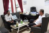 Kepala Biro Perum LKBN Antara Babel Joko Susilo (kanan) saat menerima kunjungan Kepala  Badan Mutu Kementerian Kelautan Perikanan (KKP) Kepulauan Bangka Belitung Dedy Arief Henriyanto di Kantor Perum LKBN Antara Babel, Selasa (22/7/2025).  Kunjungan tersebut dalam rangka mempererat silaturahmi sekaligus mengkokohkan sinergitas antar KKP Babel dan kantor Berita Antara dalam penyampaian informasi yang berkualitas kepada masyarakat.(Antara Foto/Rustam) 
