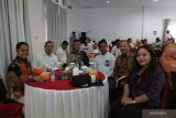 Kepala Biro Perum LKBN Antara Babel Joko Susilo (kedua kiri) bersama  Forkopimda Bangka Belitung saat menghadiri acara kenal pamit Kakanwi Kemenkum Kepulauan Bangka Belitung di Kantor Kanwil Kemenkum Babel, Rabu (23/7/2025). (Antara/ Rustam)