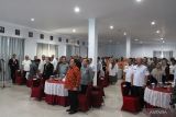 Kenal Pamit Kakanwil Kemenkum Babel 2025

Plt Kepala Kantor Wilayah Kementerian Hukum Kepulauan Bangka Belitung, Harun Sulianto bersama Kepala Kanwil Kemenkum Babel yang baru Johan Manurung beserta para pejabat dan tamu undangan saat acara kenal pamit di Kantor Kanwil Kemenkum Babel, Rabu (23/7/2025). Harun Sulianto saat ini mengisi jabatan baru sebagai Analis Kekayaan Intelektual Ahli Utama di Kementerian Hukum. Acara kenal pamit tersebut dihadiri para tamu undangan,pejabat dan seluruh pegawai Kantor Wilayah Babel serta Forum Koordinasi Pimpinan Daerah (Forkopimda) Kepulauan Babel.(Antara/ Rustam)