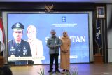 Plt Kepala Kantor Wilayah Kementerian Hukum Kepulauan Bangka Belitung, Harun Sulianto beserta istri saat memberikan sambutan dalam acara kenal pamit bersama Kepala Kanwil Kemenkum Babel yang baru Johan Manurung di Kantor Kanwil Kemenkum Babel, Rabu (23/7/2025). Harun Sulianto saat ini mengisi jabatan baru sebagai Analis Kekayaan Intelektual Ahli Utama di Kementerian Hukum. Acara kenal pamit tersebut dihadiri para tamu undangan,pejabat dan seluruh pegawai Kantor Wilayah Babel serta Forum Koordinasi Pimpinan Daerah (Forkopimda) Kepulauan Babel. (Antara/Rustam)
