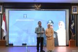 Kepala Kanwil Kemenkum Babel yang baru Johan Manurung beserta istri saat memberikan sambutan dalam acara kenal pamit di Kantor Kanwil Kemenkum Babel, Rabu (23/7/2025). Acara kenal pamit tersebut dihadiri para tamu undangan,pejabat dan seluruh pegawai Kantor Wilayah Babel serta Forum Koordinasi Pimpinan Daerah (Forkopimda) Kepulauan Babel. (Antara/Rustam)