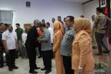 Para tamu undangan saat memberikan ucapan selamat kepada Harun Sulianto yang saat ini mengisi jabatan baru sebagai Analis Kekayaan Intelektual Ahli Utama di Kementerian Hukum dan Kakanwil Kemenkum Babel yang baru Johan Manurung di Kantor Kanwil Kemenkum Babel, Rabu (23/7/2025). (Antara/ Rustam)