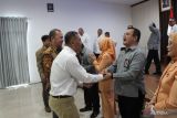 Kepala Biro Perum LKBN Antara Babel Joko Susilo saat memberikan ucapan selamat kepada Harun Sulianto yang saat ini mengisi jabatan baru sebagai Analis Kekayaan Intelektual Ahli Utama di Kementerian Hukum dan Kakanwil Kemenkum Babel yang baru Johan Manurung di Kantor Kanwil Kemenkum Babel, Rabu (23/7/2025). (Antara/ Rustam)