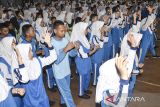 Siswa mengikuti senam anak Indonesia hebat saat pagi ceria serentak di SMK Negeri 1 Ciamis, Kabupaten Ciamis, Jawa Barat, Rabu (23/7/2025). Dinas Pendidikan Provinsi Jawa Barat melaksanakan Pagi Ceria Serentak dalam rangka memperingati Hari Anak Nasional dengan mengisi kegiatan senam anak Indonesia hebat, menyanyikan lagu Indonesia Raya dan berdoa bersama. ANTARA FOTO/Adeng Bustomi/agr
