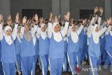 Siswa mengikuti senam anak Indonesia hebat saat pagi ceria serentak di SMK Negeri 1 Ciamis, Kabupaten Ciamis, Jawa Barat, Rabu (23/7/2025). Dinas Pendidikan Provinsi Jawa Barat melaksanakan Pagi Ceria Serentak dalam rangka memperingati Hari Anak Nasional dengan mengisi kegiatan senam anak Indonesia hebat, menyanyikan lagu Indonesia Raya dan berdoa bersama. ANTARA FOTO/Adeng Bustomi/agr
