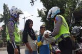 Polres Pemalang Jateng  bagikan helm gratis pada puluhan anak