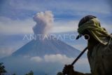 Asap vulkanis keluar dari kawah Gunung Semeru terlihat dari Lumajang, Jawa Timur, Rabu (23/7/2025). Berdasarkan data laman magma.esdm.go.id, dalam kurun waktu enam bulan atau sejak 1 Januari-23 Juli 2025 aktivitas vulkanik Gunung Semeru tercatat paling aktif di Indonesia dengan 2129 letusan disusul Gunung Ibu dengan 1950 letusan. ANTARA FOTO/Irfan Sumanjaya/nz 