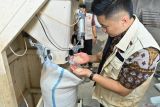Petugas Satgas Pangan Ditreskrimsus Polda Bali memeriksa beras saat melakukan sidak peredaran beras oplosan di tempat penggilingan padi di wilayah Denpasar, Bali, Selasa (22/7/2025). Sidak tersebut dilakukan untuk memastikan tidak ada praktik pengoplosan dan kecurangan penjualan beras seperti beras oplosan yang dijual dengan label premium serta beras yang tidak sesuai dengan takaran. ANTARA FOTO/Fikri Yusuf/wsj.