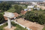 Foto udara bangunan SDN Burangkeng 04 yang terletak di dekak proyek Jalan Tol Jakarta-Cikampek seksi II di Setu, Kabupaten Bekasi, Jawa Barat, Selasa (22/7/2025). Menurut keterangan guru, orang tua murid mengeluhkan lokasi bangunan sekolah yang belum direlokasi ke tempat yang baru dan berdampak pada penurunan minat murid baru yang mendaftar ke sekolah tersebut pada tahun ajaran 2025/2026 yang hanya mendapatkan 47 murid. ANTARA FOTO/ Fakhri Hermansyah/rwa.