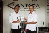 Kepala Biro Perum LKBN Antara Babel Joko Susilo (kanan) saat memberikan cinderamata kepada Kepala Badan Mutu Kementerian Kelautan Perikanan (KKP) Kepulauan Bangka Belitung Dedy Arief Henriyanto di Kantor LKBN Antara Babel, Selasa (22/7/2025). Kunjungan tersebut dalam rangka mempererat silaturahmi sekaligus mengkokohkan sinergitas antar KKP Babel dan kantor Berita Antara dalam penyampaian informasi yang berkualitas kepada masyarakat.(Antara Foto/Rustam) 