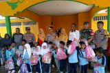 Polresta Tanjungpinang bagikan perlengkapan sekolah untuk 200 siswa di Pulau Penyengat