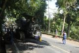 Petugas menyiapkan alat berat untuk memperbaiki Jalan Naional di Gunung Gumitir Kecamatan Silo, Jember, Jawa Timur, Kamis (24/7/2025). Balai Besar Pelaksanaan Jalan Nasional (BBPJN) Jawa Timur-Bali menutup total jalan penghubung Jawa-Bali via Gunung Gumitir Jember-Banyuwangi, selama dua bulan atau hingga 24 September 2025 karena ada perbaikan jalan. Antara Jatim/Seno/um 
