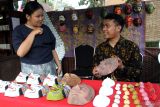 Seniman menjelaskan karakter seni topeng malangan kepada pengunjung dalam Festival Tong-tong Market di Malang, Jawa Timur, Kamis (24/7/2025). Festival yang merupakan bagian dari Karisma Event Nusantara (KEN) itu digelar selama empat hari untuk memperkenalkan budaya lokal serta mendorong geliat ekonomi kreatif melalui berbagai stan pameran antara lain cinema Indonesia, keris, permainan tradisional serta Usaha Mikro Kecil Menangah (UMKM). Antara Jatim/Ari Bowo Sucipto/um