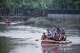 Gubernur Banten Andra Soni (ketiga kiri) didampingi Wali Kota Tangerang Sachrudin (kedua kiri) berada di atas perahu karet saat meninjau Kali Angke di Cipondoh, Kota Tangerang, Banten, Rabu (23/7/2025). Kegiatan susur Kali Angke sepanjang 10 kilometer tersebut untuk menindaklanjuti instruksi Wakil Presiden Gibran Rakabuming Raka terkait penuntasan permasalahan banjir di Tangerang. ANTARA FOTO/Putra M. Akbar/gp