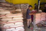 Pedagang menata karung beras di kios miliknya di pasar Induk Indramayu, Jawa Barat, Kamis (24/7/2025). Menurut pedagang harga beras premium di wilayah itu mengalami kenaikan dari harga Rp14.500 per kilogram menjadi Rp16.000 per kilogram sementara harga beras medium naik dari Rp12.500 menjadi Rp14.200 per kiloogram akibat menurunnya pasokan beras dari usaha penggilingan padi. ANTARA FOTO/Dedhez Anggara/agr
