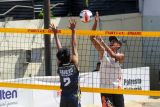 Pemain Voli Pantai Putra Smanor Jatim 2 (kanan) melakukan smas bola ke arah lawannya Tim Voli Pantai Ganevo DIY 3 (kiri) dalam Kejuaraan Nasional Voli Pantai U-17 di Lapangan Voli Pantai Sidoarjo, Jawa Timur, Kamis (24/7/2025). Turnamen yang diadakan Polresta Sidoarjo bekerja sama dengan MAVI (Masyarakat Atlet Voli Indonesia) digelar mulai 24 - 27 Juli 2025 dan diikuti oleh 16 klub dari 11 provinsi se-Indonesia tersebut dalam rangka memperingati Hari Bhayangkara ke-79. Antara Jatim/Umarul Faruq