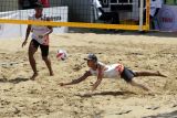Pemain Voli Pantai Putra Smanor Jatim 2 mengembalikan bola ke arah lawannya Tim Voli Pantai Ganevo DIY 3 (kiri) dalam Kejuaraan Nasional Voli Pantai U-17 di Lapangan Voli Pantai Sidoarjo, Jawa Timur, Kamis (24/7/2025). Turnamen yang diadakan Polresta Sidoarjo bekerja sama dengan MAVI (Masyarakat Atlet Voli Indonesia) digelar mulai 24 - 27 Juli 2025 dan diikuti oleh 16 klub dari 11 provinsi se-Indonesia tersebut dalam rangka memperingati Hari Bhayangkara ke-79. Antara Jatim/Umarul Faruq