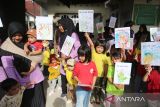 Murid Pendidikan Anak Usia Dini (PAUD) dan murid Taman Kanak kanak (TK) bersama gurunya membawa poster berjalan kaki saat menggelar karnaval  di lingkungan Sekolah Harsya Ceria, Banda Aceh, Aceh, Kamis (24/7/2025). Sekolah Harsya Ceria yang merupakan sekolah inklusi perpaduan pendidikan reguler dan pendidikan anak berkebutuhan khusus di daerah itu  memperingati Hari Anak Nasional (HAN)  dengan kegiatan karnaval membawa poster  yang bertuliskan ,  Anak Rajin, Anak Hebat, Anak Disiplin  dan Anak Ceria untuk Indonesia Kuat Menuju Indonesia Emas. ANTARA FOTO/Ampelsa.