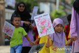 Murid Pendidikan Anak Usia Dini (PAUD) dan murid Taman Kanak kanak (TK) bersama gurunya membawa poster berjalan kaki saat menggelar karnaval  di lingkungan Sekolah Harsya Ceria, Banda Aceh, Aceh, Kamis (24/7/2025). Sekolah Harsya Ceria yang merupakan sekolah inklusi perpaduan pendidikan reguler dan pendidikan anak berkebutuhan khusus di daerah itu  memperingati Hari Anak Nasional (HAN)  dengan kegiatan karnaval membawa poster  yang bertuliskan ,  Anak Rajin, Anak Hebat, Anak Disiplin  dan Anak Ceria untuk Indonesia Kuat Menuju Indonesia Emas. ANTARA FOTO/Ampelsa.