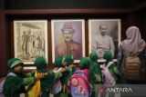 Sejumlah murid sekolah bersama gurunya menyaksikan sejumlah foto peristiwa dan catatan sejarah perjuangan dan mempertahankan Kemerdekaan RI yang dipamerkan pada  Pameran Foto Sejarah di Museum Aceh, Banda Aceh, Kamis (24/7/2025). Pameran Foto Sejarah  yang menampilkan seratusan foto peristiwa sejarah sejak masa Kesultanan Aceh Darussalam hingga foto sejarah dalam merebut kemerdekaan RI  di Museum Aceh itu  berlangsung hingga  Desember 2025  sebagai rangkaian kegiatan dalam menyambut HUT ke 80 RI.  ANTARA FOTO/Ampelsa.