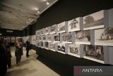 Pengunjung menyaksikan sejumlah foto peristiwa bersejarah pada masa Kesultanan Aceh Darussalam abad 18-19 yang dipamerkan pada  Pameran Foto Sejarah di Museum Aceh, Banda Aceh, Kamis (24/7/2025). Pameran Foto Sejarah  yang menampilkan seratusan foto peristiwa sejarah sejak masa Kesultanan Aceh Darussalam hingga foto sejarah dalam merebut kemerdekaan RI  di Museum Aceh itu  berlangsung hingga  Desember 2025  sebagai rangkaian kegiatan dalam menyambut HUT ke 80 RI.  ANTARA FOTO/Ampelsa.