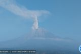 Gunung Semeru erupsi dengan letusan setinggi 1 km