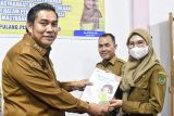 Wakil Bupati Pulang Pisau serahkan 1.000 buku bantuan perpustakaan nasional
