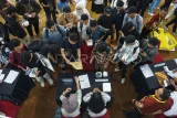 Pencari kerja mencari informasi lowongan pekerjaan pada Job Market Fair 2025 di BSCC Dome, Balikpapan, Kalimantan Timur, Rabu (23/7/2025). Bursa kerja yang digelar oleh Dinas Ketenagakerjaan Kota Balikpapan itu diikuti 102 perusahaan mencakup 59 jenis jabatan dan menyediakan 1.783 lowongan kerja dengan jumlah pendaftar hingga Rabu (23/7) sebanyak 1.721 orang. Antara Kaltim/Aditya Nugroho/nym/mrh
