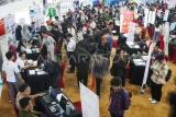 Pencari kerja mencari informasi lowongan pekerjaan pada Job Market Fair 2025 di BSCC Dome, Balikpapan, Kalimantan Timur, Rabu (23/7/2025). Bursa kerja yang digelar oleh Dinas Ketenagakerjaan Kota Balikpapan itu diikuti 102 perusahaan mencakup 59 jenis jabatan dan menyediakan 1.783 lowongan kerja dengan jumlah pendaftar hingga Rabu (23/7) sebanyak 1.721 orang. Antara Kaltim/Aditya Nugroho/nym/mrh
