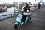 Warga mengendarai sepeda listrik di Desa Muara Enggelam, Muara Wis, Kutai Kartanegara, Kalimantan Timur, Selasa (22/7/2025). Sepeda listrik menjadi transportasi alternatif bagi warga untuk menghemat penggunaan bahan bakar minyak (BBM) yang pasokannya terbatas pada desa tanpa daratan tersebut. Antara Kaltim/M Risyal Hidayat.