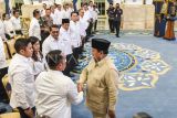 Presiden Prabowo Subianto berjabat tangan dengan Mensesneg Prasetyo Hadi disaksikan sejumlah menteri kabinet Merah Putih usai meresmikan logo dan tema HUT ke-80 RI di Istana Negara, Jakarta, Rabu (23/7/2025). Presiden Prabowo meresmikan logo Hari Ulang Tahun ke-80 Kemerdekaan Republik Indonesia dengan tema Bersatu Berdaulat, Rakyat Sejahtera, Indonesia Maju. ANTARA FOTO/Galih Pradipta/rwa.