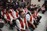 Sejumlah terdakwa kasus judi online bersiap mengikuti sidang pembacaan tuntutan di Pengadilan Negeri Jakarta Selatan, Jakarta, Rabu (23/7/2025). JPU membacakan tuntutan untuk 25 terdakwa, di antaranya kepada terdakwa kasus judi online dari klaster TPPU Rajo Emirsyah dengan pidana penjara selama 15 tahun dan denda Rp1 miliar subsider tiga bulan kurungan, terdakwa dari klaster koordinator Zulkarnaen Apriliantony dengan pidana penjara 9 tahun dan denda Rp1 miliar subsider tiga bulan kurungan, dan terdakwa dari klaster eks pegawai Kementerian Kominfo Denden Imadudin Soleh dengan pidana penjara 9 tahun dan denda Rp1 miliar subsider tiga bulan kurungan. ANTARA FOTO/Indrianto Eko Suwarso/rwa.