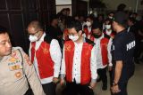 Sejumlah terdakwa kasus judi online berjalan meninggalkan ruangan usai mengikuti sidang pembacaan tuntutan di Pengadilan Negeri Jakarta Selatan, Jakarta, Rabu (23/7/2025). JPU membacakan tuntutan untuk 25 terdakwa, di antaranya kepada terdakwa kasus judi online dari klaster TPPU Rajo Emirsyah dengan pidana penjara selama 15 tahun dan denda Rp1 miliar subsider tiga bulan kurungan, terdakwa dari klaster koordinator Zulkarnaen Apriliantony dengan pidana penjara 9 tahun dan denda Rp1 miliar subsider tiga bulan kurungan, dan terdakwa dari klaster eks pegawai Kementerian Kominfo Denden Imadudin Soleh dengan pidana penjara 9 tahun dan denda Rp1 miliar subsider tiga bulan kurungan. ANTARA FOTO/Indrianto Eko Suwarso/rwa.