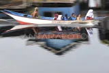 Sejumlah pelajar menumpangi perahu saat akan menuju sekolah di Desa Muara Enggelam, Muara Wis, Kutai Kartanegara, Kalimantan Timur, Rabu (23/7/2025). Mendikdasmen Abdul Mu'ti memaparkan tiga strategi utama untuk mewujudkan pendidikan yang merata, tanpa kesenjangan akses yakni metode Pembelajaran Jarak Jauh (PJJ) untuk anak-anak yang memiliki keterbatasan geografis, pendidikan kesetaraan melalui berbagai Pusat Kegiatan Belajar Masyarakat (PKBM) dan pembangunan sekolah satu atap yaitu satu bangunan sekolah memiliki dua atau tiga jenjang pendidikan. Antara Kaltim/M Risyal Hidayat