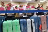 Airport security officers among 7 held for smuggling lobster larvae