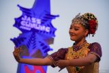 Penari menampilkan tari Bedaya saat gelaran Bromo Sunset Music and Culture 4 di Amfiteater Jembatan Kaca Seruni Point Bromo, Kabupaten Probolinggo, Jawa Timur, Jumat (25/7/2025). Pertunjukan yang merupakan program Pemkab Probolinggo tersebut kali ini berkolaborasi dengan Jazz Gunung Bromo sebagai upaya mendorong sektor pariwisata juga menjadi bentuk keberpihakan pemerintah setempat terhadap pelaku seni dan budaya lokal. Antara Jatim/Irfan Sumanjaya/um