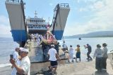 Umat Hindu menggelar upacara penyucian Selat Bali pascakapal tenggelam