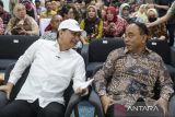 Menteri Koperasi Budi Arie Setiadi (kanan) berbincang dengan Wakil Gubernur Banten Achmad Dimyati Natakusumah (kiri) saat Gebyar Koperasi & UKM 2025 di Gedung Galeri Koperasi dan UKM Kota Tangerang Selatan, Banten, Kamis (24/7/2025). Kegiatan pameran produk UMKM dan penyerahan surat keputusan pengesahan badan hukum untuk 54 Koperasi Kelurahan Merah Putih tersebut dalam rangka memperingati Hari Koperasi Daerah ke-78 Kota Tangerang Selatan. ANTARA FOTO/Putra M. Akbar/gp
