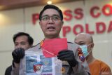Kabid Humas Polda Jawa Timur Kombes Pol Jules Abraham Abast menunjukkan barang bukti saat rilis kasus penempatan pekerja migran Indonesia secara ilegal di Polda Jawa Timur, Surabaya, Jawa Timur, Jumat (25/7/2025). Ditreskrimum Polda Jawa Timur menangkap seorang tersangka berinisial TGS (49) atas kasus dugaan merekrut dan menempatkan CPMI (Calon Pekerja Migran Indonesia) untuk ditempatkan di negara Jerman secara ilegal dengan korbannya berinisial WA, TW serta PCY . ANTARA Jatim/Didik Suhartono/mas.