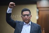 Terdakwa kasus dugaan suap pergantian antarwaktu (PAW) untuk anggota DPR Harun Masiku dan perintangan penyidikan, Hasto Kristiyanto mengepalkan tangan sebelum menjalani sidang vonis di Pengadilan Tipikor, Jakarta, Jumat (25/7/2025). ANTARA FOTO/Bayu Pratama S/app/foc. 
