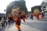 Sejumlah seniman Reog Ponorogo berjalan saat mengikuti Kirab Budaya Internasional East Borneo International Folklore Festival (EBIFF) 2025 di Samarinda, Kalimantan Timur, Jumat (25/7/2025). EBIFF 2025 merupakan perayaan budaya lintas bangsa yang mempertemukan ragam seni, tradisi, dan kreativitas itu diikuti enam negara yakni Indonesia, India, Korea Selatan, Polandia, Rumania hingga Rusia yang berlangsung hingga 29 Juli 2025. Antara Kaltim/M Risyal Hidayat