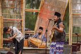 Grup musik asal Madura Lorjhu' tampil pada Jazz Gunung Bromo Series di Jiwa Jawa Resort, Kabupaten Probolinggo, Jawa Timur, Sabtu (26/7/2025). Lorjhu' membuka gelaran Jazz Gunung Bromo Series 2 pada hari ke dua dengan membawakan beberapa lagu yakni Nemor, Parenduan, dan Abhantal Ombak. Antara Jatim/Irfan Sumanjaya/um