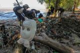 Sejumlah aktivis lingkungan memungut sampah di kawasan hutan mangrove Wonorejo, Surabaya, Jawa Timur, Sabtu (26/7/2025). Aksi untuk memperingati Hari Mangrove Sedunia itu dilakukan oleh komunitas Marapaima dan Ecoton dengan membersihkan kawasan hutan mangrove di pesisir timur Surabaya dari sampah terutama sampah plastik. Antara Jatim/Didik Suhartono/um